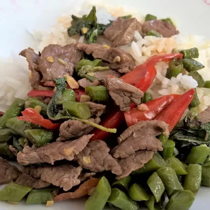 Scharfes Rindfleisch mit Thai-Basilikum – ผัดกะเพรานื้อ (Pad Kaprao Nuea)