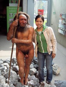 Herr Mettmann und ich im Neanderthal-Museum