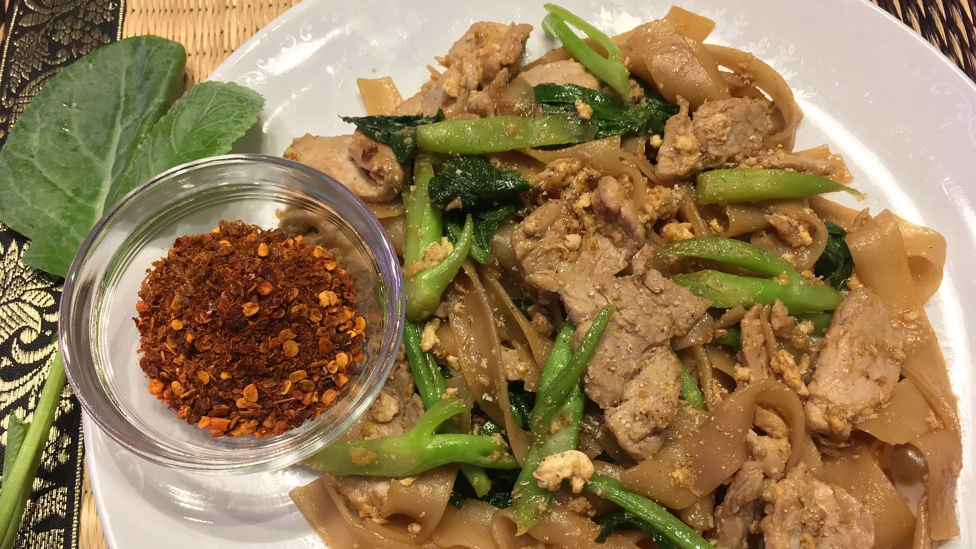 Gebratene Reisnudeln mit Schweinefleisch und chinesischem Brokkoli – ผัดซีอิ๊ว (Pad Sii Eiw)