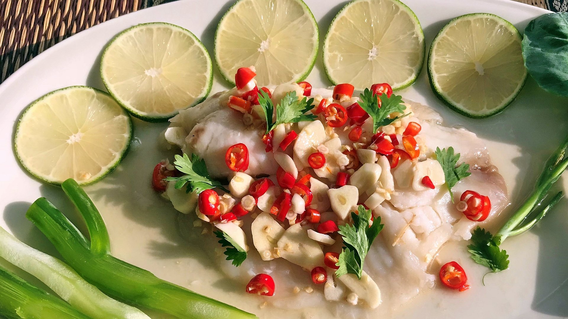 Gedämpfter Fisch mit Limetten, Knoblauch und Thai-Chili - ปลานึ่งมะนาว (Pla Nüng Manao)