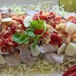 Gekochtes Schweinefleisch mit Limetten und Knoblauch – หมูมะนาว (Muh Manao)