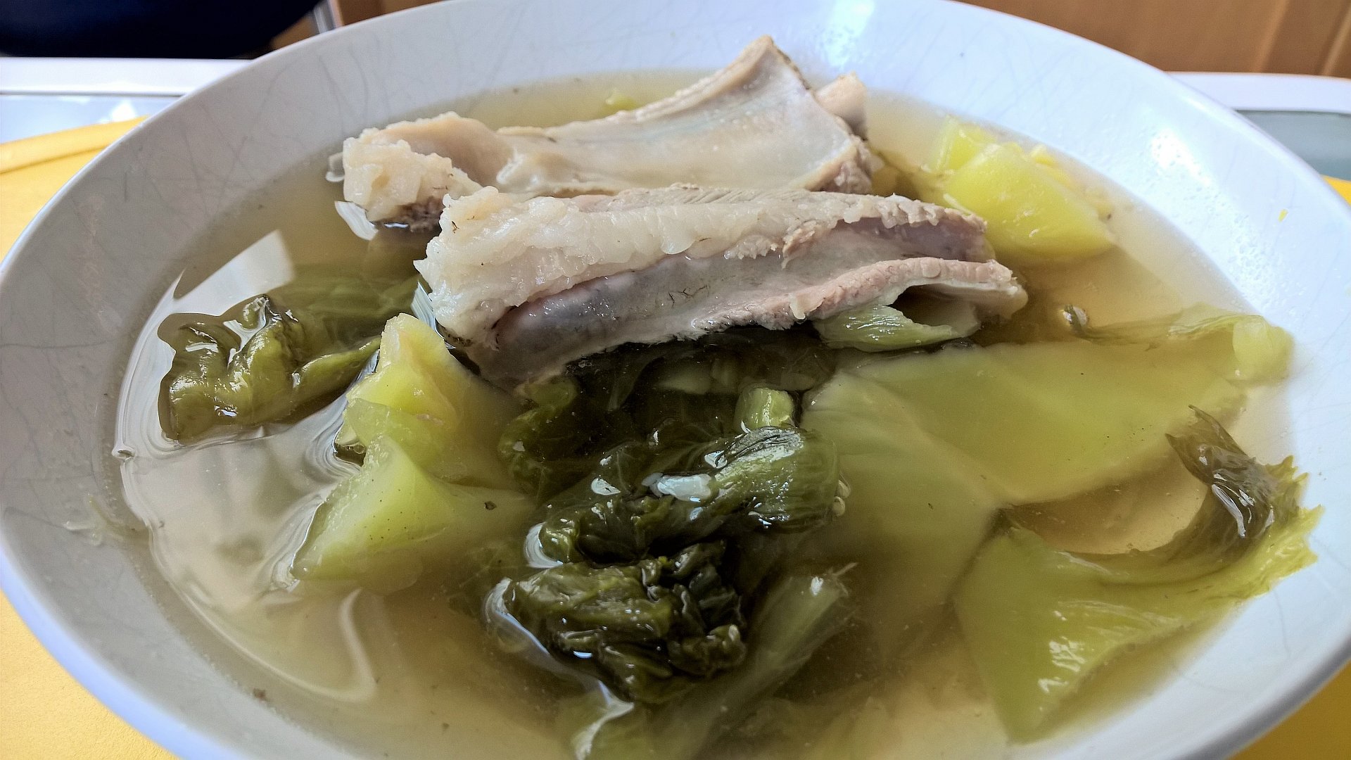 Thailändische Suppe mit Senfkohl und Schweinerippchen - ต้มจืดผักกาดดองใส่กระดูกหมู (Tom Jued Pak Kad Dong Sai Ka Duuk Muh)