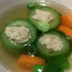 Mild gewürzte Gurkensuppe mit gefüllten Gurken - ต้มจืดแตงกวายัดไส้ (Tom Jued Taeng Kwa Yad Sai)
