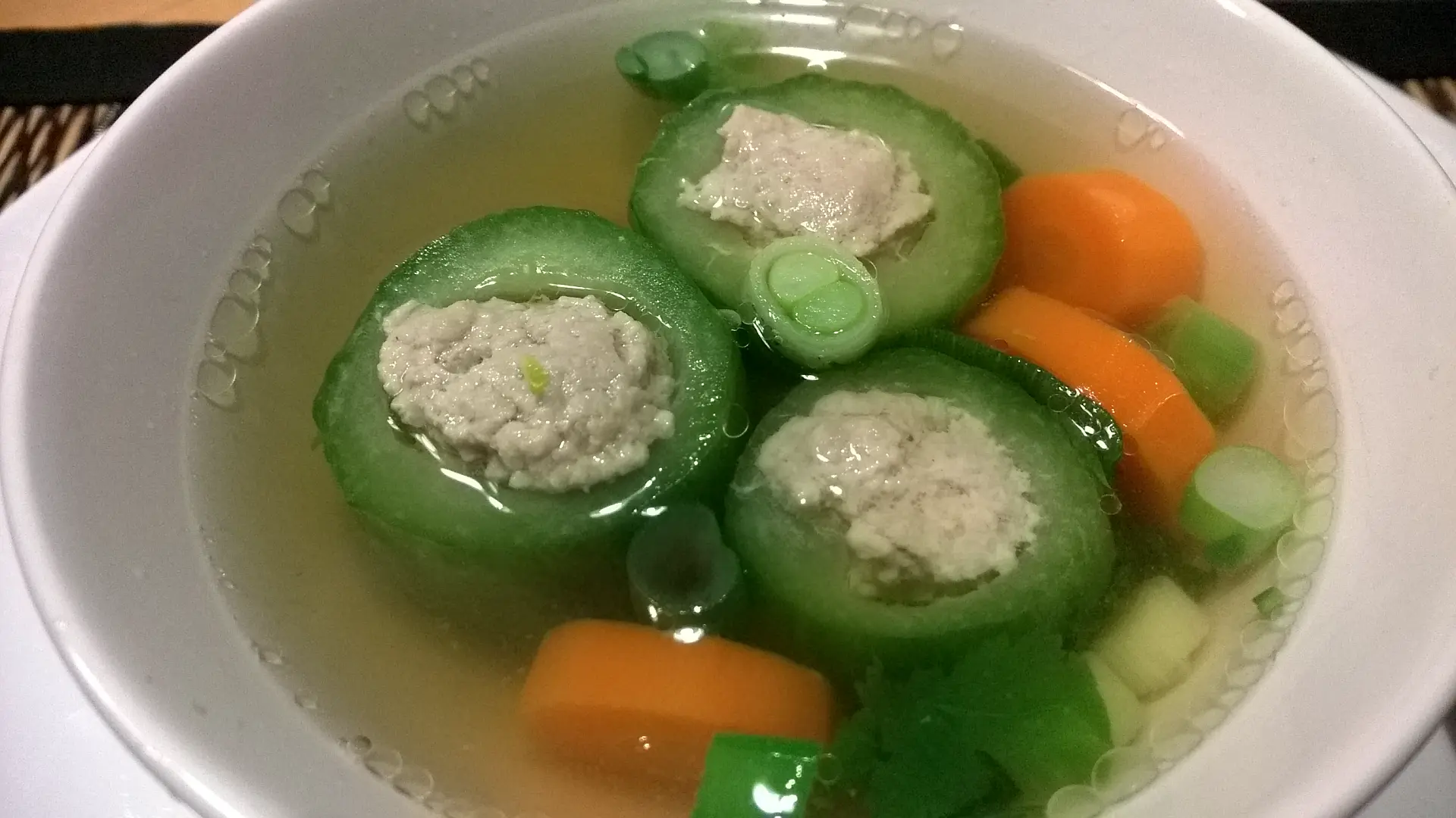 Mild gewürzte Gurkensuppe mit gefüllten Gurken - ต้มจืดแตงกวายัดไส้ (Tom Jued Taeng Kwa Yad Sai)