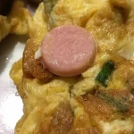 Thai-Omelett mit Kinderwurst – ไข่เจียว (Kai Jiao)