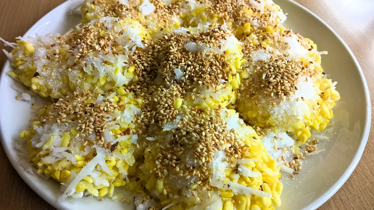Mungbohnen mit Klebreismehl und Kokosraspeln – ถั่วแปบ (Khanom Tua Paep)