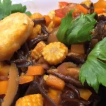 Frittierter Eiertofu mit Gemüsen – เต้าหู้ทรงเครื่อง (Dtau Hu Song Krüang)