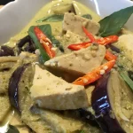 Vegetarisches grünes Curry mit Tofu - แกงเขียวหวานเต้าหู้ (Gaeng Khiao Wan Dtau Hu)