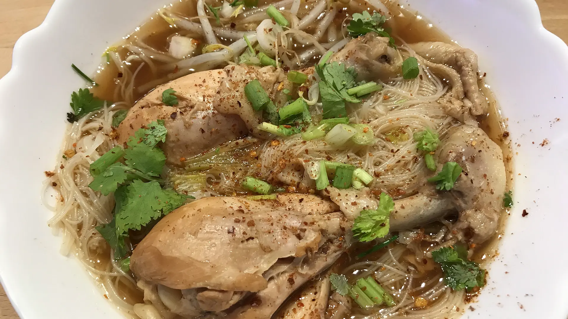 Thailändische Nudelsuppe mit Hühnerfleisch – ก๋วยเตี๋ยวไก่ตุ๋น (Guay Tiew Gai Tun)