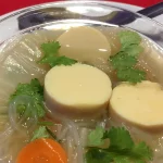 Vegetarische thailändische Gemüsesuppe mit Eiertofu und Glasnudeln - ต้มจืดเต้าหู้วุ้นเส้นเจ (Tom Jued Dtau Hu Wun Sen Djee)