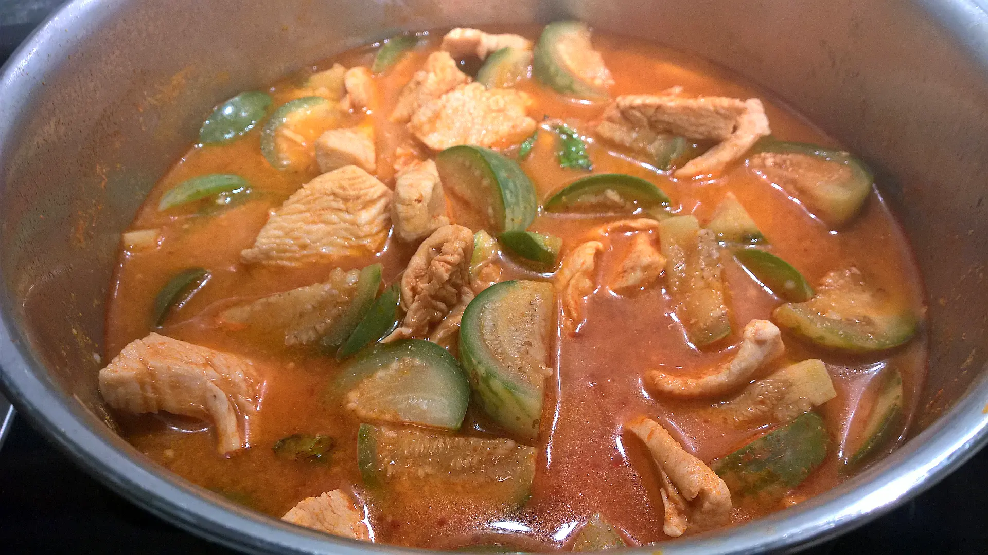 Rotes Curry mit Hühnerfleisch und Thai-Auberginen und Bambus – แกงไก่มะเขือ (Gaeng Gai Makuea)