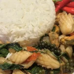 Gebratene Meeresfrüchte mit Chilipaste und Thai-Basilikum – ผัดทะเลน้ำพริกเผา (Pad Talee Nam Prik Pao)