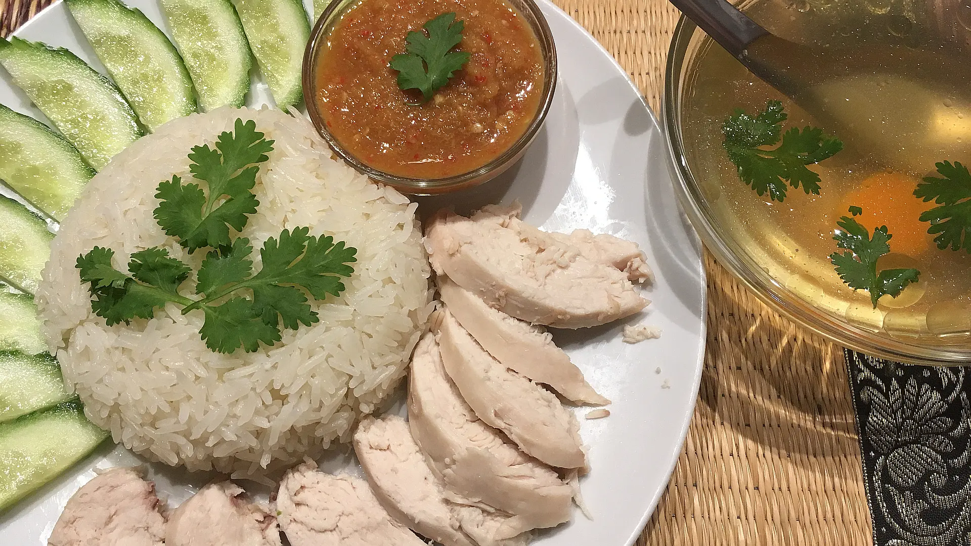 Reis mit fettem Hühnerfleisch - ข้าวมันไก่ (Khao Man Gai)