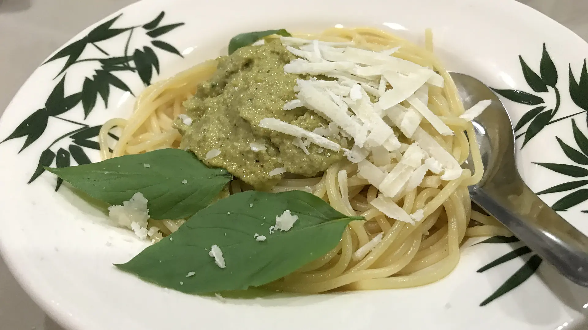 Italienische Spaghetti mit Pesto aus Pistazien und Thai-Basilikum – สปาเกตตี้อิตาลีซอสเพสโต้ใบแมงลัก (Spaghetti Itali Sos Pesto Bai Maenglak)