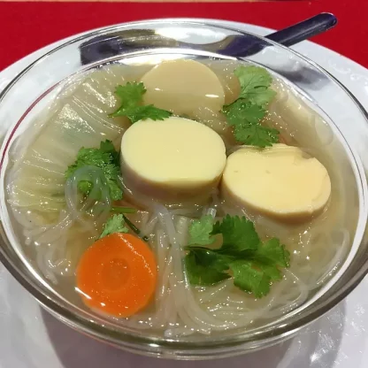 Vegetarische thailändische Gemüsesuppe mit Eiertofu und Glasnudeln – ต้มจืดเต้าหู้วุ้นเส้นเจ (Tom Jued Dtau Hu Wun Sen Djee)