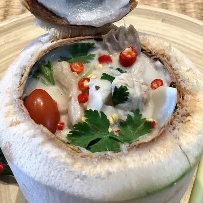 Moderne thailändische Hühnersuppe mit Kokosfleisch und Galgant – ต้มข่าไก่มะพร้าวอ่อน (Tom Kha Gai Ma Prau On)