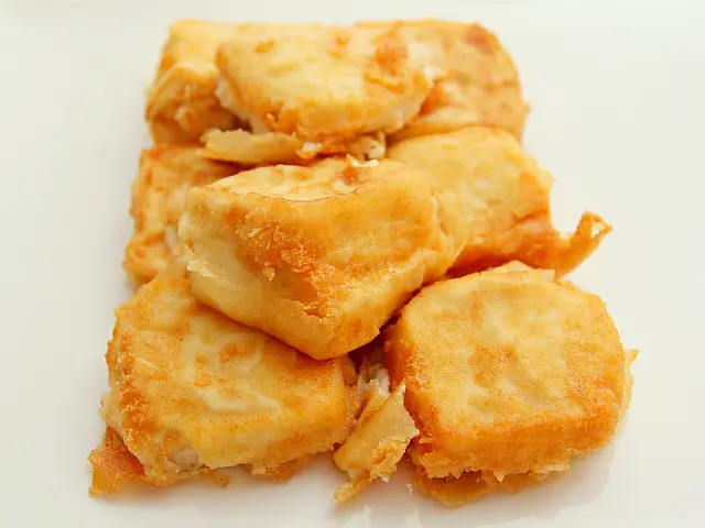 Frittierter Tofu eignet sich hervorragend für veganes Massaman Curry.
