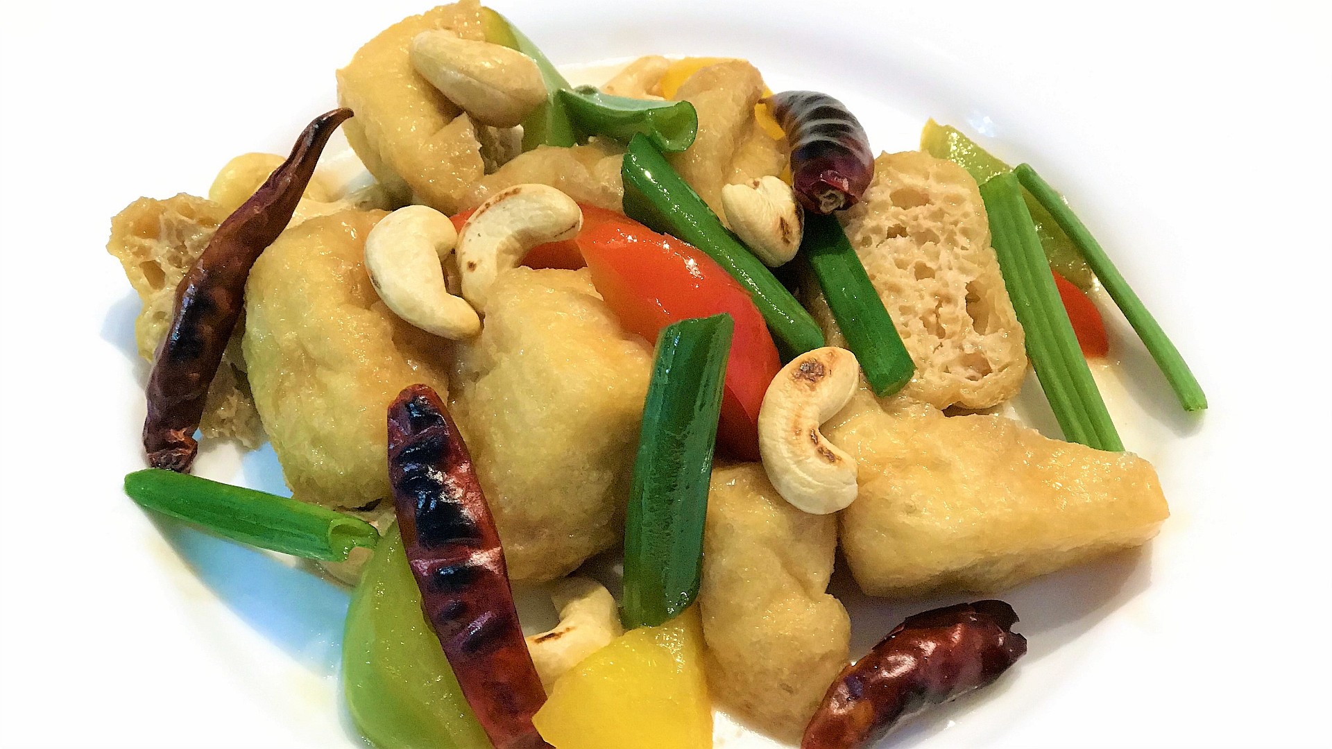 Frittierter Tofu mit Cashews – เต้าหู้ทอดผัดเม็ดมะม่วงหิมพานต์ (Dtau Hu Tod Pad Med Mamuang)