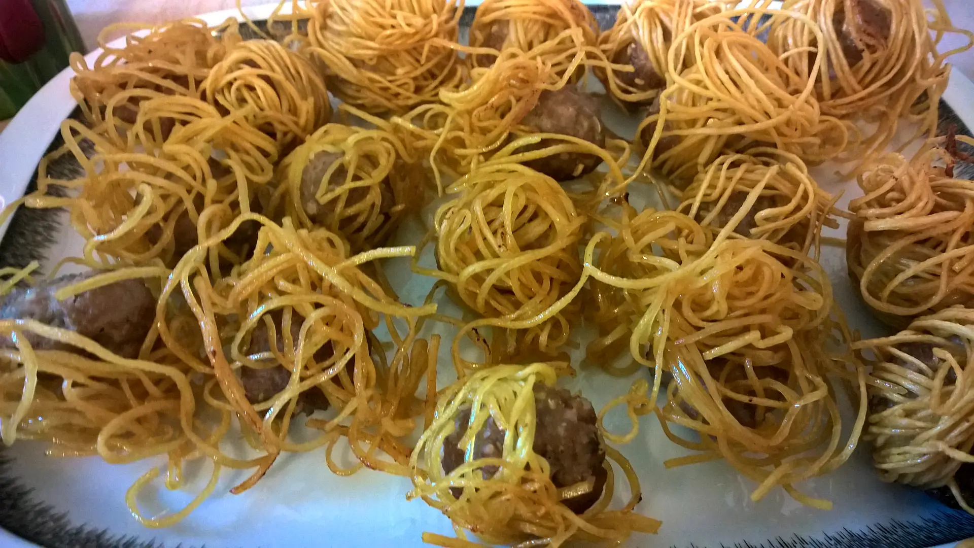 Hackfleischbällchen in gelben Nudeln – หมูโสร่ง (Muh Sarong)