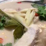 Thailändische Hühnersuppe mit Galgant - ต้มข่าไก่ (Tom Kha Gai)