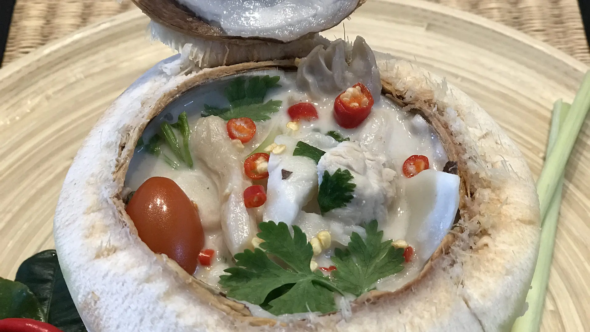 Moderne thailändische Hühnersuppe mit Kokosfleisch und Galgant – ต้มข่าไก่มะพร้าวอ่อน (Tom Kha Gai Ma Prau On)