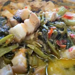 Thailändisches Curry mit fettem Schweinefleisch und Wasserspinat - แกงเทโพ (Gaeng Thae Pho)