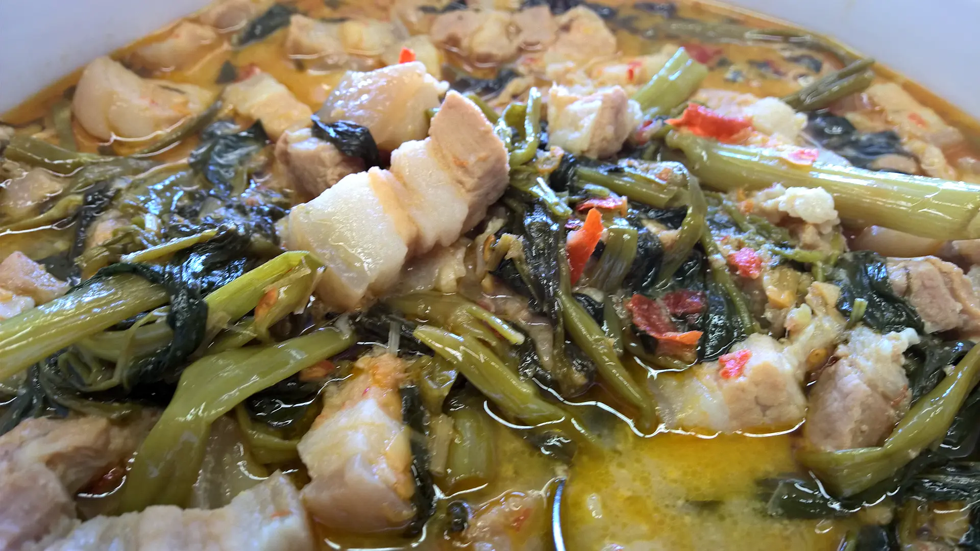 Thailändisches Curry mit fettem Schweinefleisch und Wasserspinat - แกงเทโพ (Gaeng Thae Pho)