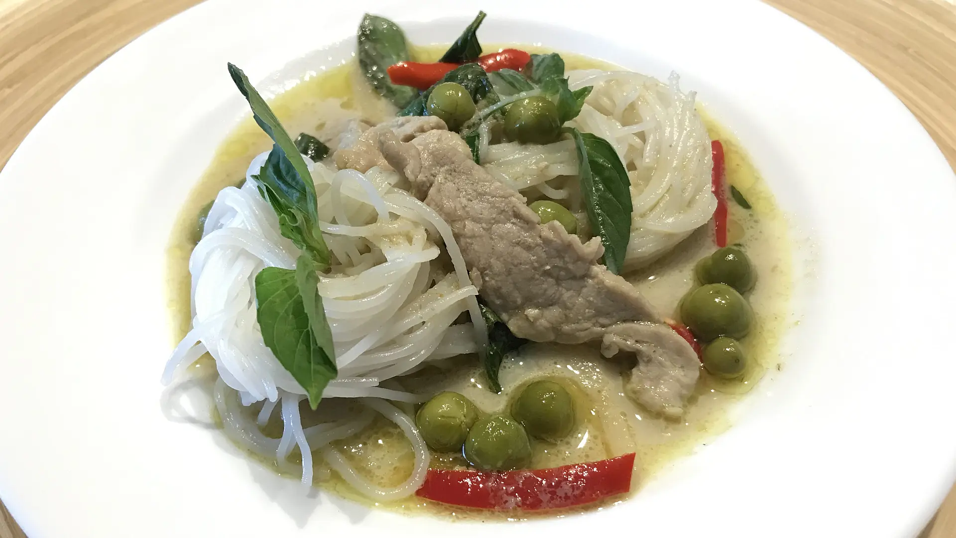 Dünne Reisnudeln mit grünem Curry – ขนมจีนแกงเขียวหวาน (Khanom Djin Gaeng Khiao Wan)