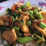 Scharfes Hühnerfleisch mit Thai-Basilikum - ผัดกระเพราไก่ (Pad Kaprao Gai)