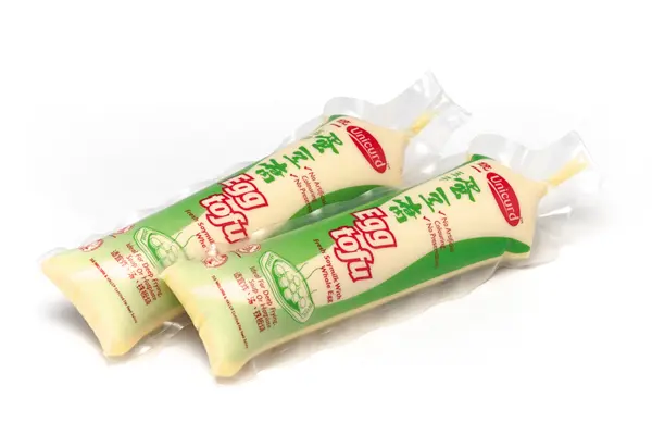 Eiertofu gibt es schlauchförmig verpackt im Kühlregal Ihres Asia-Marktes.