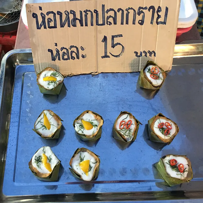 Hor Mok Pla, gefunden und verkostet auf einem Nachtmarkt in Lampang