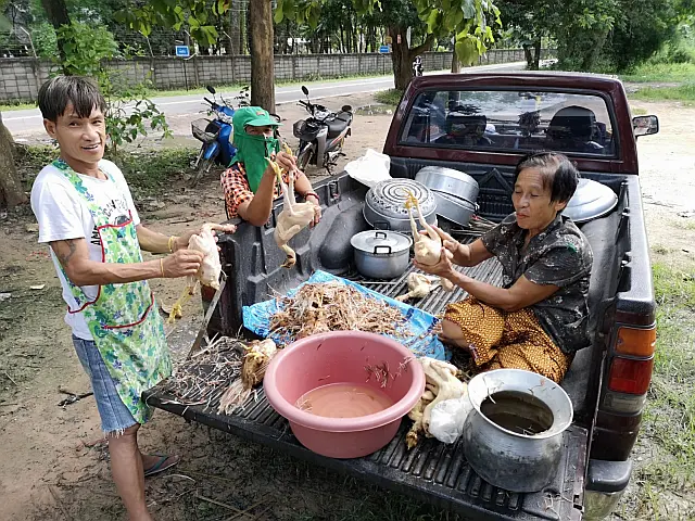 Vor dem Genuss von Khao Man Gai steht das Rupfen der Hühner.