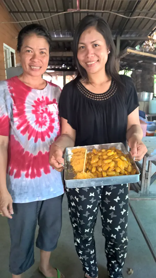 Meine Lehrmeisterin hat mich in einer traditionellen Khanom-Küche unterrichtet. Süßer Klebreis mit Mango gehörte natürlich auch dazu.