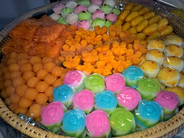 Eine kleine Auswahl thailändischer Süßwaren, Khanom. Alles lecker und sehr süß. Süßer Klebreis mit Mango ist ausgerechnet nicht mit dabei.
