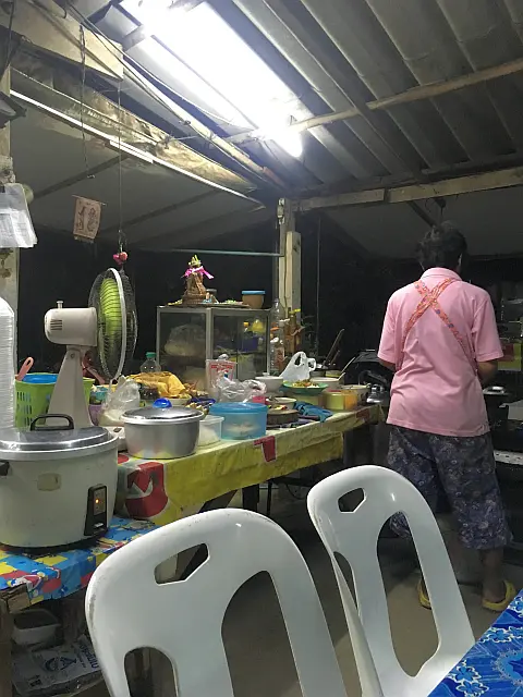 Tante Mon zaubert in ihrer typischen thailändischen Straßenküche die leckersten Speisen.