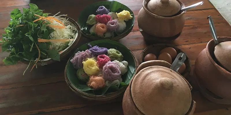Zu Khanom Djin werden verschiedene Thai-Currys und Gemüse gegessen.