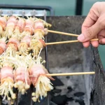 Enokitake im Speckmantel - เบคอนพันเห็ดเข็มทอง (Bacon Pan Hed Kem Tong)