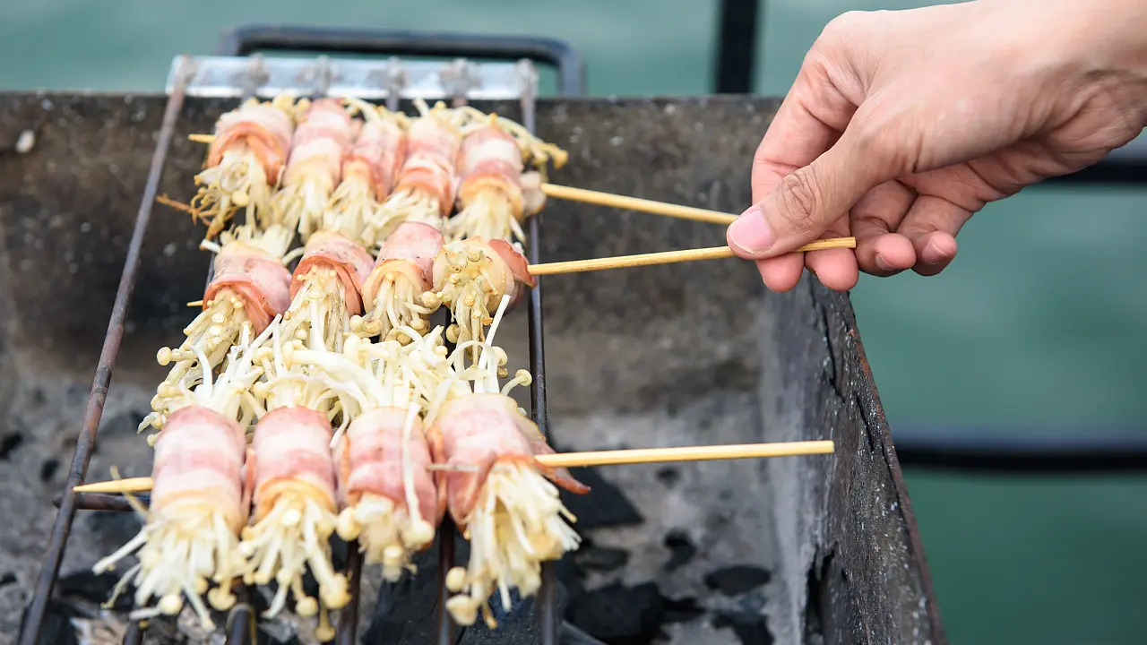 Enokitake im Speckmantel - เบคอนพันเห็ดเข็มทอง (Bacon Pan Hed Kem Tong)