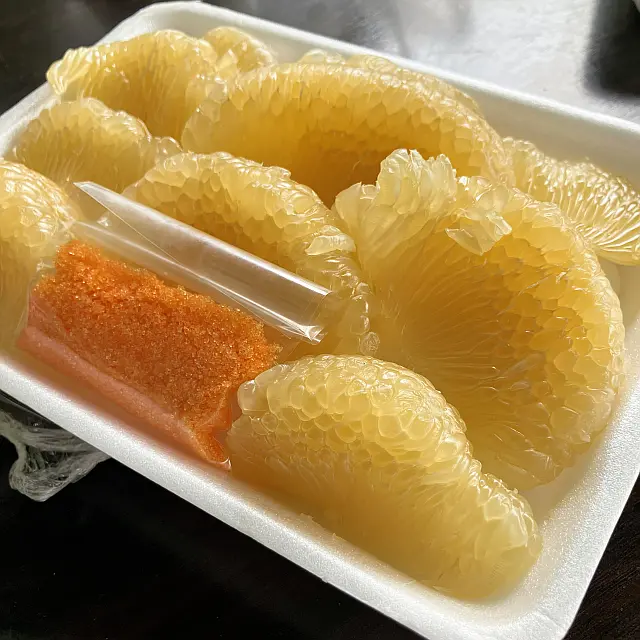 Die Pomelo ist ein typisches thailändisches Obst, welches mit  Chili-Salz gegessen wird.