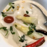 Tom Kha Gai mit Spargel – ต้มข่าไก่ใส่หน่อไม้ฝรั่ง (Tom Kha Gai Sai Nor Mai Farang)