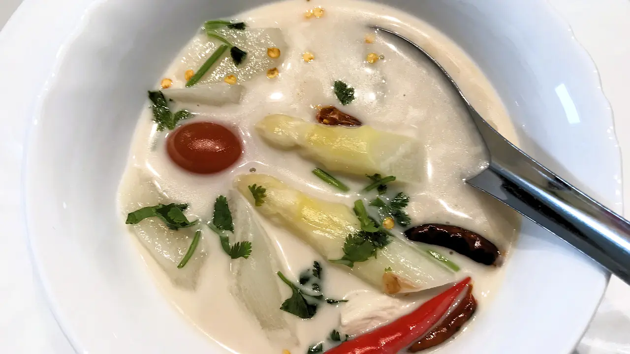 Tom Kha Gai mit Spargel – ต้มข่าไก่ใส่หน่อไม้ฝรั่ง (Tom Kha Gai Sai Nor Mai Farang)