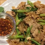 Gebratene Reisnudeln mit Schweinefleisch und chinesischem Brokkoli – ผัดซีอิ๊ว (Pad Sii Eiw)